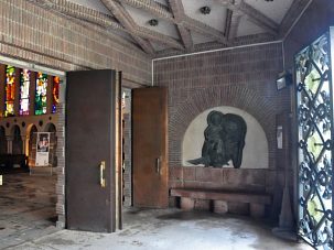 Le narthex de l'église avec la sculpture de saint Christophe