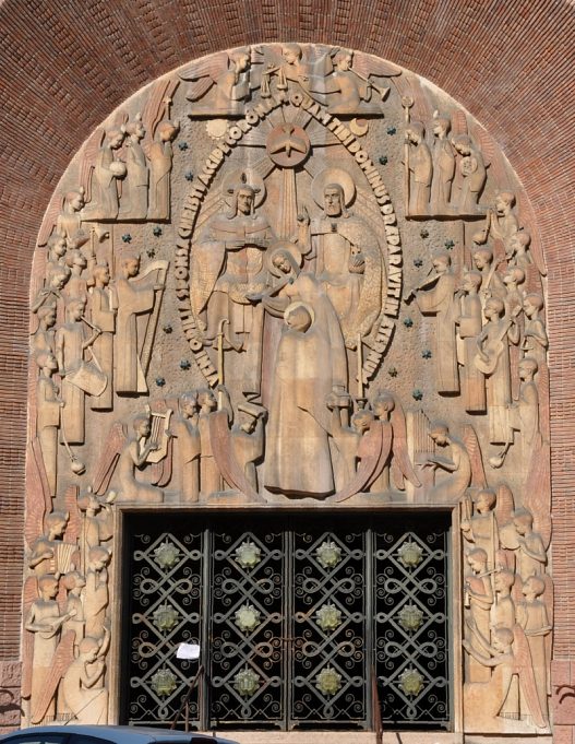 Le tympan du portail : sainte Odile est introduite au Paradis par  la Vierge.