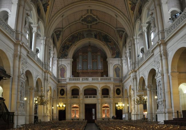 La Sainte-Trinité, la nef et les orgues