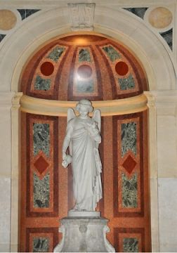 La Sainte-Trinité, ange surmontant un bénitier