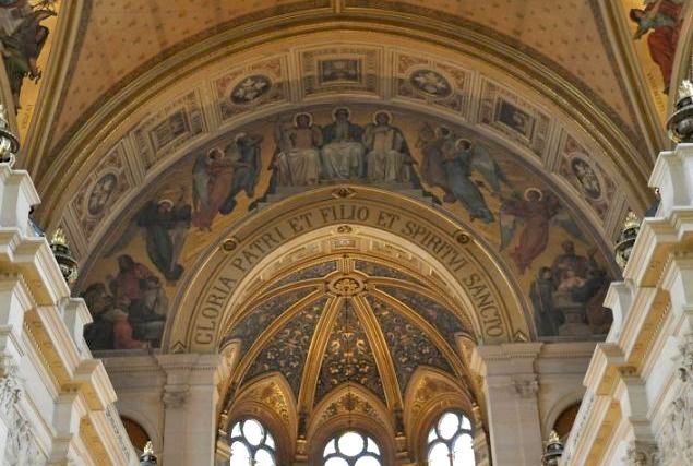 La Sainte-Trinité, peintures sur l'arc au-dessus du choeur