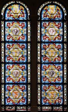 La Sainte-Trinité, vitraux décoratifs