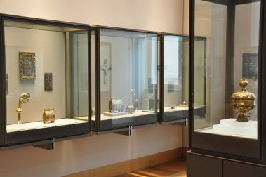 Vitrine contenant des crucifix Vitrine contenant des crucifix