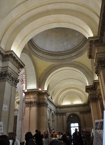 La voûte en berceau du couloir d'entrée possède aussi sa coupole