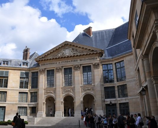 La façade de style classique de la bibliothèque Mažarine