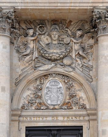 Le fronton de la façade de l'Institut