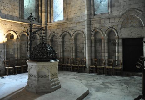 Vue d'ensemble du baptistère et de ses arcades romanes