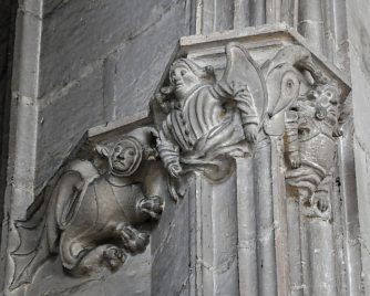 Chapiteau sur un pilier à l'entrée de la chapelle