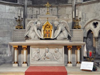 L'autel avec le bas-relief des Pèlerins d'Emmaüs dans le soubassement
