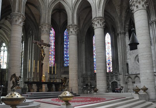 Le sanctuaire dans le chœur et la statue du Christ de Clodion (1777)