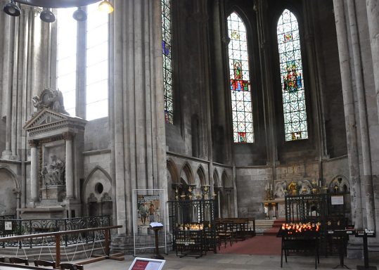 Croisillon nord du transept : chapelle du Saint–Sacrement et chapelle Notre–Dame de Pitié (avec la Piéta)