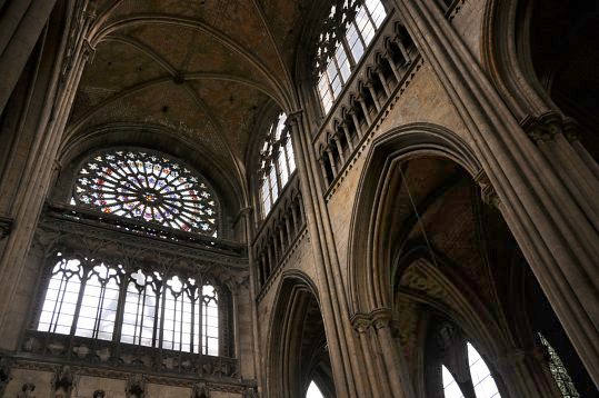 L'élévation du transept nord et sa rose du XIIIe siècle