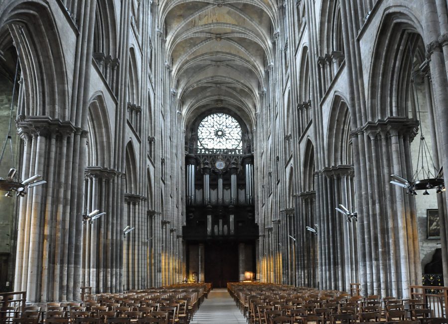 La nef et l'orgue de tribune vus depuis le chœur