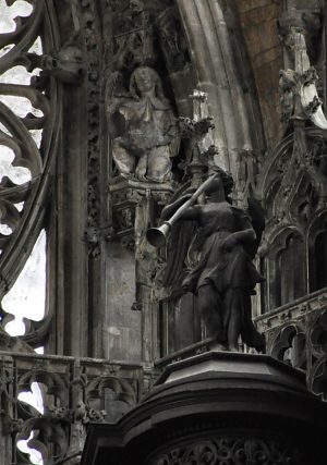 Ange souffleur sur une tourelle du buffet d'orgue (fin du XVIIe siècle)