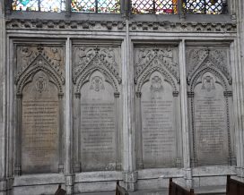 Monument aux morts sur le mur nord