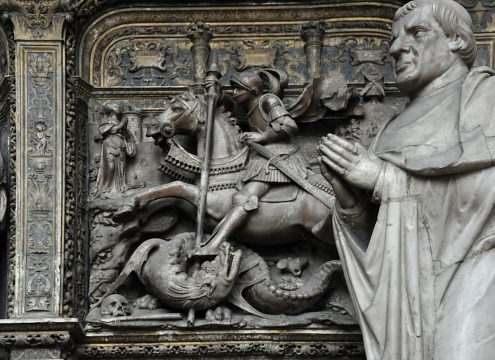 Saint Michel, terrassant le dragon, accompagne le cardinal Georges II d'Amboise