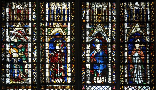 Vitrail de 1310 comportant quatre saints évêques sous leur dais