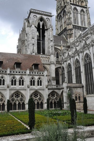 La cour d'Albane et son jardin (vue en juillet 2015, à la fin de la restauration)