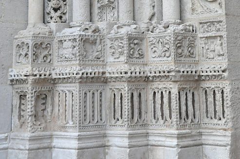 Base des colonnettes dans l'ébrasement nord du portail Saint–Jean (fin du XIIe – début du XIIIe siècle)