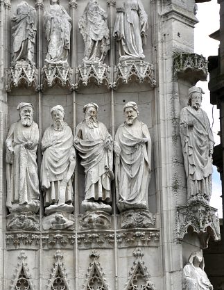 Rangée de statues sur la façade