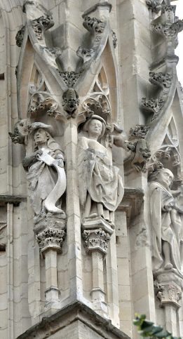 Statues sur le côté ouest de la tour de Beurre