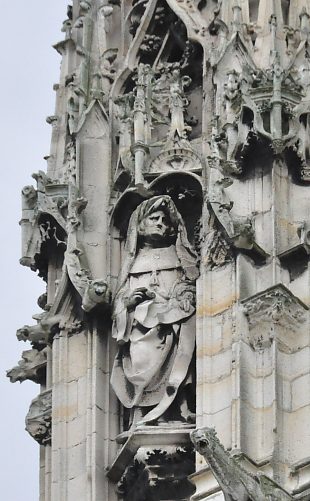 Statue d'un prophète au troisième niveau de la tour-lanterne