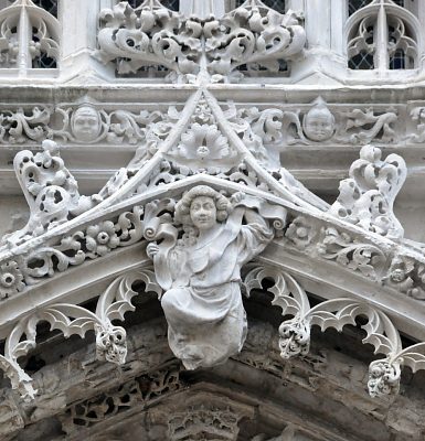 Ange tenant un phylactère au sommet de l'archivolte du portail  central 