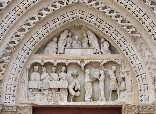 Le tympan (entre 1250 et 1275) et les magnifiques voussures du portail Saint-Jean