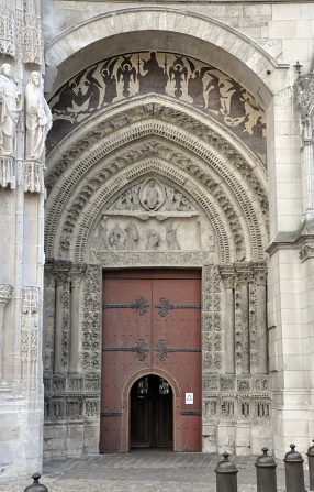Le portail sud de la façade occidentale est dédié à saint Étienne