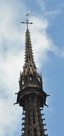 La partie terminale de la flèche de la tour-lanterne