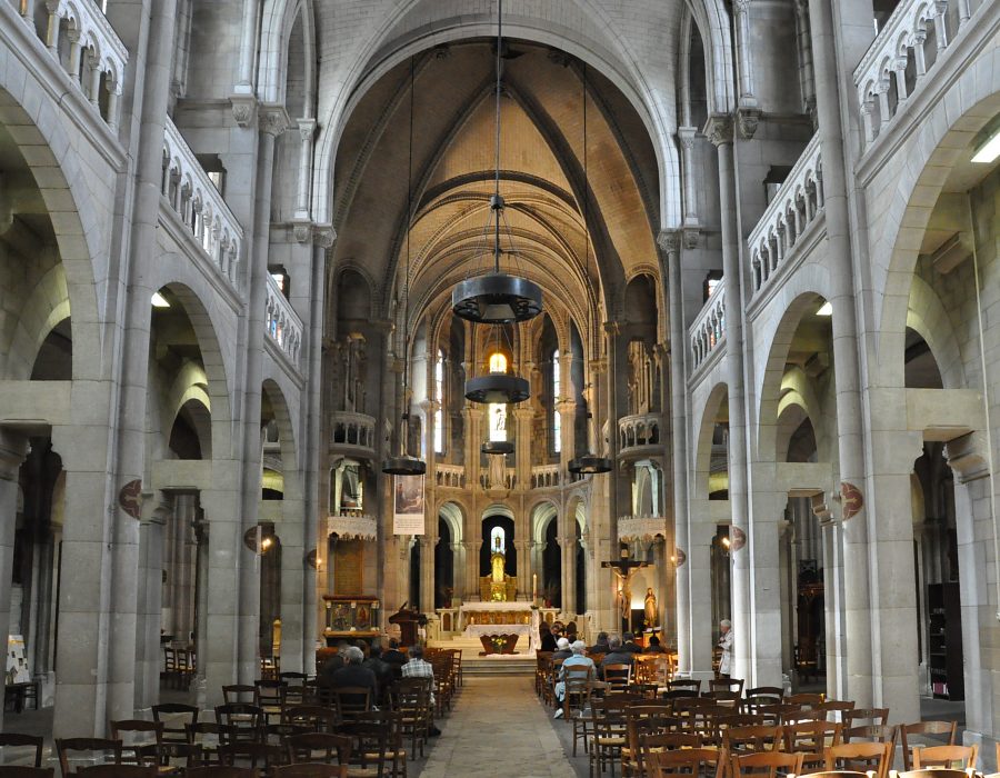 Vue d'ensemble de la basilique du Sacré-Cœur à Rouen