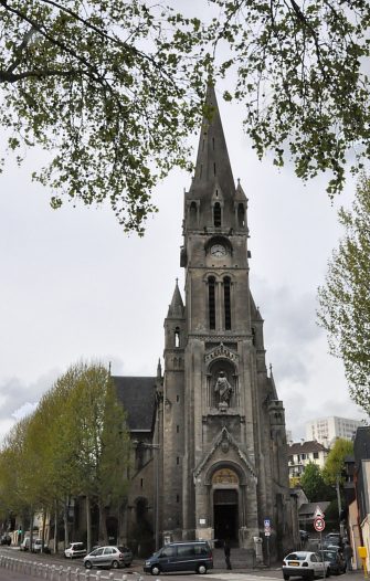 La façade est orientée à l'est