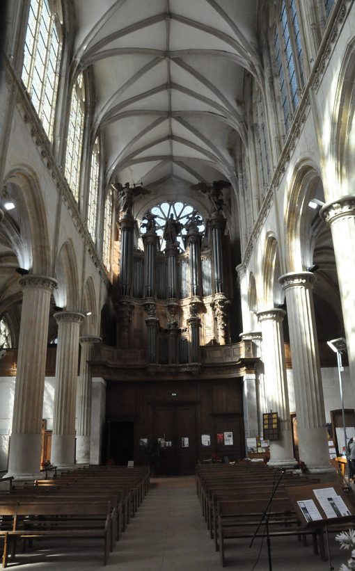 La nef et l'orgue de tribune vus depuis le chœur