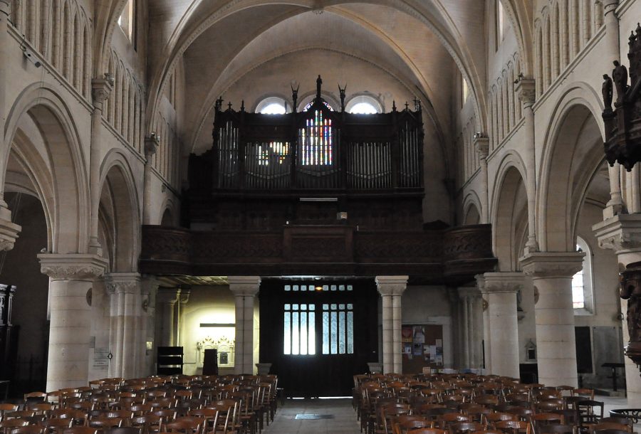 La nef et l'orgue de tribune vus depuis le chœur