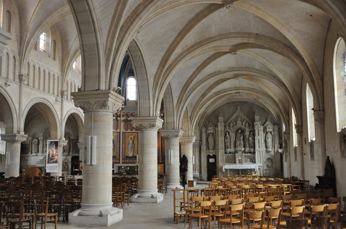 Le bas–côté sud conduit à la chapelle de la Vierge et à son très beau retable en pierre