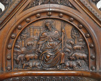 Bas–relief du bon Pasteur sur le dosseret d'un siège de chœur