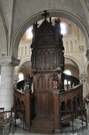 La partie arrière de la chaire à prêcher s'ouvre sur un double escalier