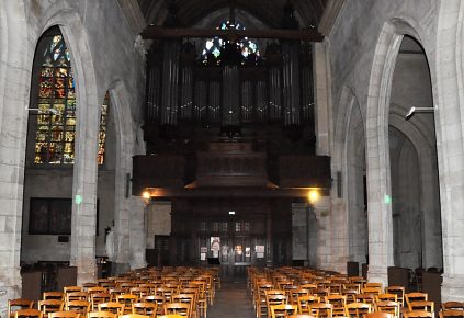 La nef et l'orgue de tribune vus depuis le chœur