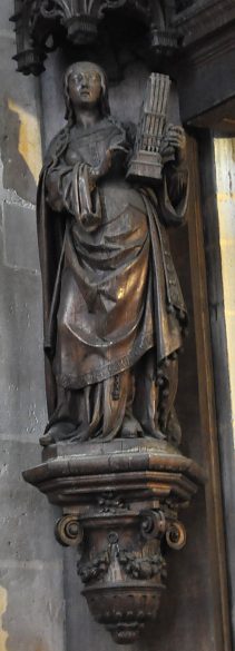 Statue de sainte Cécile dans l'absidiole droite Statue de sainte Cécile dans l'absidiole droite
