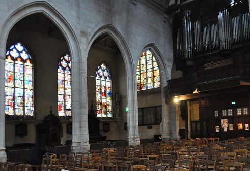 Le bas-côté sud et l'orgue de tribune Le bas-côté sud et l'orgue de tribune