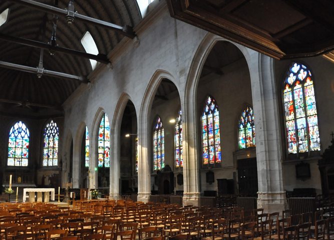 La nef et le bas-côté sud baignent dans la lumière colorée des vitraux Renaissance et XIXe siècle. La nef et le bas-côté sud baignent dans la lumière colorée des vitraux Renaissance et XIXe siècle.