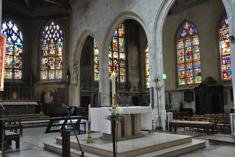 Le chœur liturgique entouré d'arcades et d'une ceinture de vitraux Renaissance