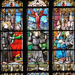 Vitrail de saint François d'Assise, registre supérieur (XIXe siècle) Vitrail de saint François d'Assise, registre supérieur (XIXe siècle)