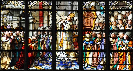 Vitrail de la Proclamation du dogme de l'Immaculée Conception par le pape Pie IX en 1854, registre du bas Vitrail de la Proclamation du dogme de l'Immaculée Conception par le pape Pie IX en 1854, registre du bas