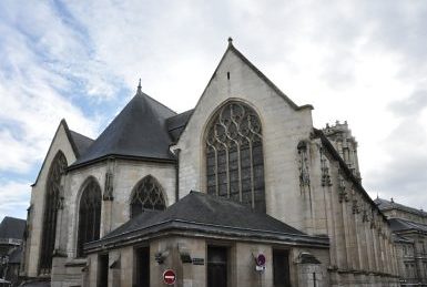 Le chevet de l'église Saint-Godard avec les grandes verrières Renaissance Le chevet de l'église Saint-Godard avec les grandes verrières Renaissance