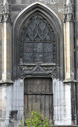 Le portail latéral sud et sa belle porte gothique Le portail latéral sud et sa belle porte gothique