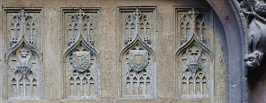 Les armoiries sur la porte en bois de la façade occidentale