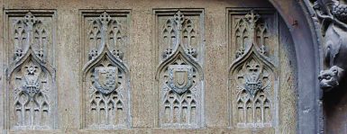Les armoiries sur la porte en bois de la façade occidentale Les armoiries sur la porte en bois de la façade occidentale