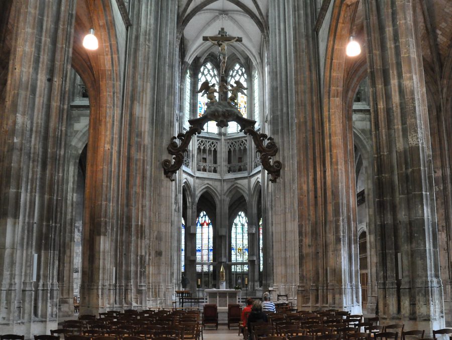 Vue d'ensemble de la nef et du chœur en entrant dans l'église