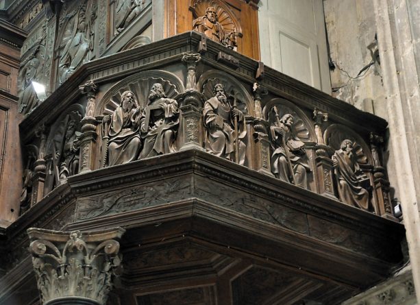 L'orgue de tribune : bas-relief des apôtres sur le balcon